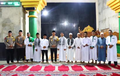 Bermalam di Lebong Usai Bagikan Bansos, Kapolda Bengkulu Salat Tarawih di Masjid Agung Sultan Abdullah