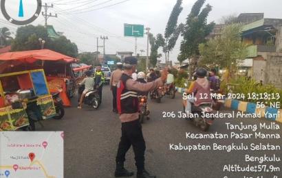 Pastikan Tak Ganggu Pengendara, Polsek Kota Manna Atur Lalin Seputaran Pasar Kaget Pasar Ampera dan Simpang Rukis
