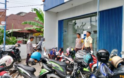 Sambangi Satpam yang Bertugas Pada Bank BRI Unit M Thaha, Bhabinkamtibmas Ingatkan Waspada Kamtibmas 