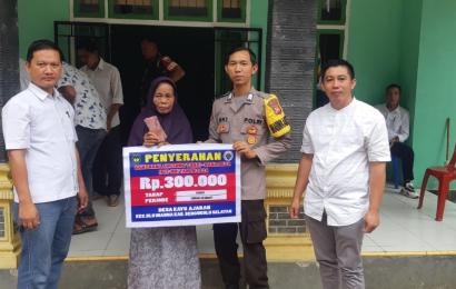 Bhabinkamtibmas Hadiri Penyaluran BLT DD Tahun 2024 di Desa Kayu Ajaran
