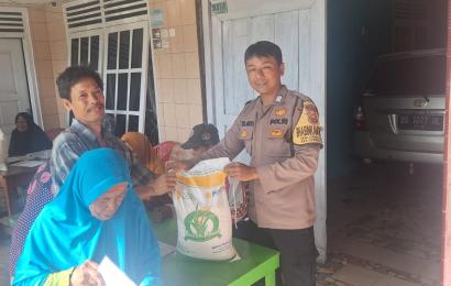 Bhabinkamtibmas Polsek Lebong Utara Hadiri Penyaluran Bantuan Pangan di Desa Tunggang