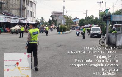 Wujudkan Kamseltibcar Lantas Melalui Pengaturan Lalu Lintas Didepan SPBU Kutau  