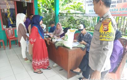 Bhabinkamtibmas Polsek Lebong Utara Monitoring Penyaluran Bantuan Pangan di Desa Kampung Muara Aman