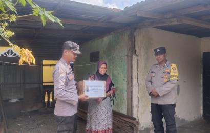 Personel Polsek Seluma Berbagi Kepada Warga Kurang Mampu di Kelurahan Bunga Mas 