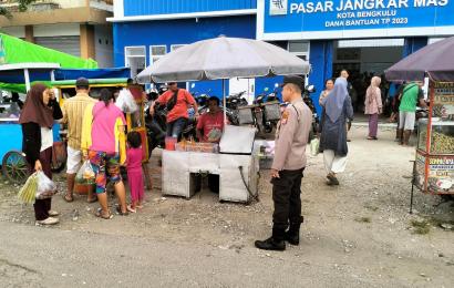 Personel Polsek KSKP Pulau Baai Amankan Pasar Kaget Ramadhan di Pasar Jangkar Pulau Baai