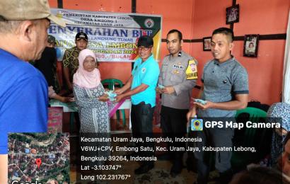 Bhabinkamtibmas Polsek Lebong Utara Monitoring Pembagian BLT DD di Desa Embong I