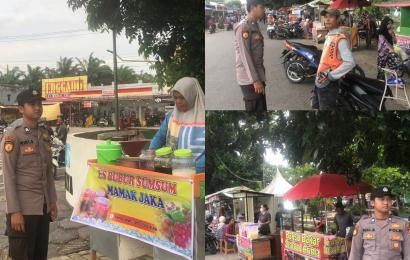 Personel Polsek Kampung Melayu Laksankan Pengamanan dan Pengaturan Lalin di Pasar Ramadhan 