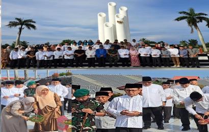HUT Kota Bengkulu ke-305, Kapolresta Bengkulu Ikut Ziarah ke Makam Mantan Walikota Bengkulu