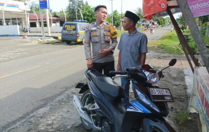 Bhabinkamtibmas Berikan Teguran Humanis kepada Pengendara yang Mengendarai Sepeda Motor Tidak Memakai Helm SNI