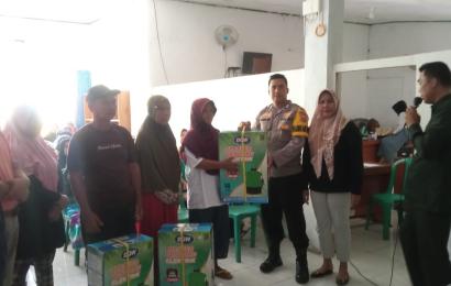 Bhabinkamtibmas Polsek Manna Melaksanakan Pengecekan Pembagian Tank Semprot Elektrik Bantuan Desa Binaannya