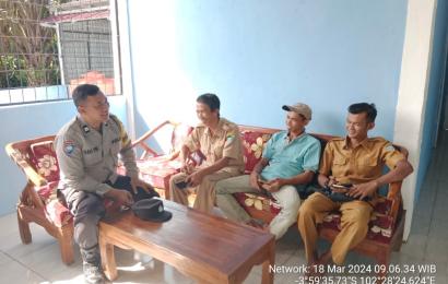 Bhabinkamtibmas Polses Sukaraja Melaksanakan Sambang ke Perangkat Desa dan Anggota BPD Desa Gunung Agung