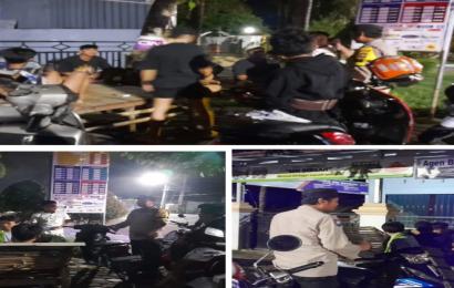 Sambangi Pemuda yang Nongkrong Dipinggir Jalan,  Bhabinkamtibams Sampaikan Imbauan Cegah Aksi Balap Liar dan Main Petasan