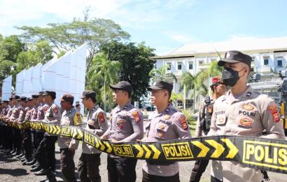 Personel Polres Seluma dan Polsek Jajaran Amankan Aksi Unjuk Rasa Masyarakat Desa Dusun Baru di Kantor Bupati 