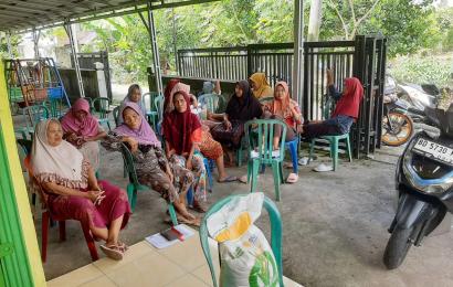 Bhabinkamtibmas Polsek Seginim Sambang dan Dampingi Dinas Ketahanan Pangan Distribusi Beras Bantuan 