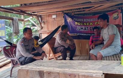 Perkuat Sinergitas Polisi dengan Masyarakat, Polsek Pino Gelar Jumat Curhat di Desa Binaan