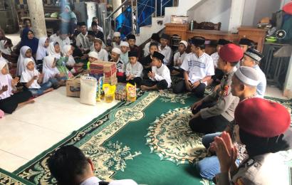 Personel Sat Samapta Polresta Bengkulu Bakti Sosial, Bagikan Paket Sembako di Panti Asuhan Bumi Nusantara Kota Bengkulu