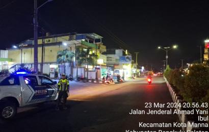 Sat Lantas Polres BS Patroli Blue Light,Ciptakan  Kenyamanan Ibadah Shalat Tarawih  