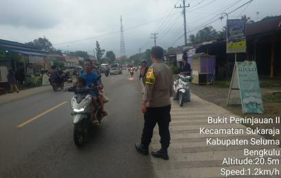 Personel Polsek Sukaraja Atur Lalin Diseputaran Penjual Takjil