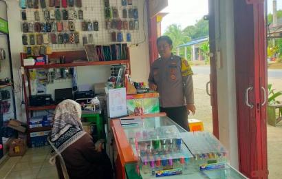 Bhabinkamtibmas Polsek Kedurang  Sambangi Counter Hp dan Pulsa,  Berikan Imbauan Kamtibmas 