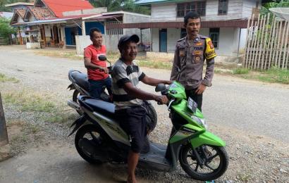 Bhabinkamtibmas Sambang DDS Berikan Teguran Simpatik  Kepada Pengguna Sepeda Motor 