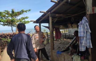 Bhabinkamtibmas Sambangi Warga Pantai Pasar Bawah, dan Sampaikan Imbauan