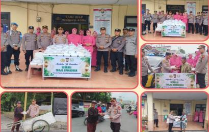 Berbagi di Bulan Ramadhan Polsek Teluk Segara Bersama Bhayangkari Bagikan Takjil ke Pengendara 