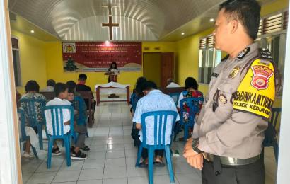 Bhabinkamtibmas Polsek Kedurang Laksanakan Pengamanan di Gereja Ciptakan Kenyamanan Beribadah 