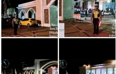 Berikan Rasa Aman dan Nyaman, Sat Lantas Polresta Bengkulu Pengamanan dan Atur Lalin di Depan Masjid  At-Taqwa