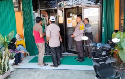 Sambangi Satpam Yang Bertugas Pada Bank Bengkulu Unit Kelutum, Bhabinkamtibmas  Ingatkan Waspada Kamtibmas 