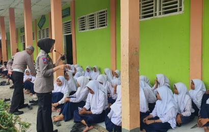 Personel Satlantas Sosialisasi Keselamatan Berlalu Lintas di SMPN 07 Lubuk Pinang