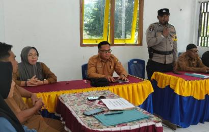 Bhabinkamtibmas Polsek Nasal Hadiri Penyaluran BLT DD Desa Batu Lungun 