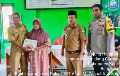 Bhabinkamtibmas Hadiri Pembagian BLT DD di Desa Tanjung Harapan 