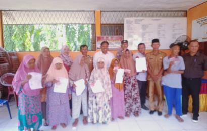 Hadiri Penyaluran BLT DD di Desa Tanjung Pandan, Bhabinkamtibmas Sampaikan Imbauan Kamtibmas 
