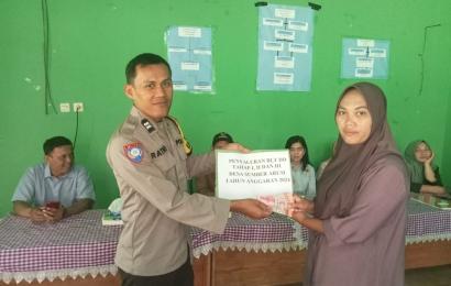 Personel Polsek Sukaraja Monitoring Penyaluran dana BLT DD Desa Sumber Arum