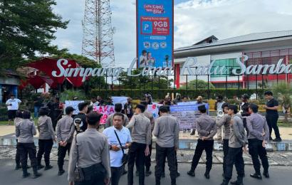 Personel Polresta Bengkulu Amankan Aksi Unjuk Rasa IMAPA 