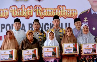 Bulan Bakti Ramadhan di Kabupaten Benteng, Kapolda Bengkulu Bagikan 100 Paket Sembako