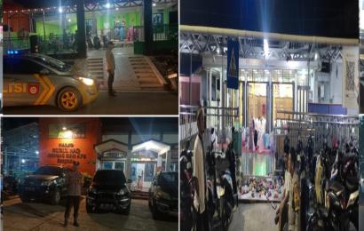 Ciptakan Sitkamtibmas Aman, Personel Polsek Kampung Pengamanan Shalat Tarwih di Masjid Nurul Haq 