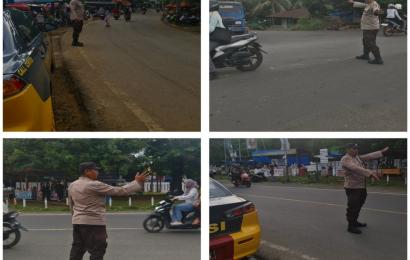 Bhabinkamtibmas Polsek Muara Bangkahulu Atur Lalin dan Pengamanan Pasar Kaget 