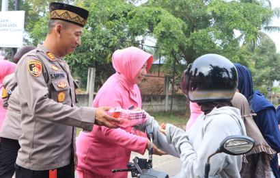 Polsek Kampung Melayu Berbagi Dengan Masyarakat di Bulan Ramadhan