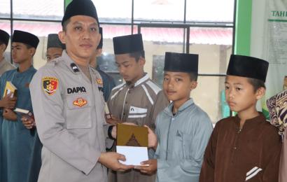 Ramadhan Berbagi, Polsek Kampung Melayu Bagikan Takjil dan Berikan Santunan Anak Pondok Pesantren Salafiyah Generasi Al-Kahf