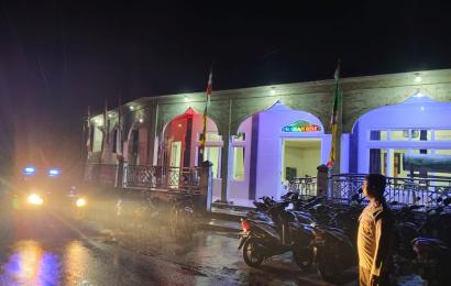 Personel Polsek Rimbo Pengadang Laksanakan Pengamanan Ibadah Salat Tarawih di Masjid Nurul Huda