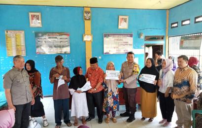 Bhabinkamtibmas Polsek Lebong Utara Hadiri Penyaluran BLT DD di Desa Nangai Tayau I