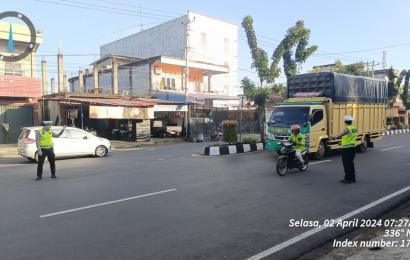 Polres Bengkulu Selatan Strong Point Atur Lalin Pagi Bantu Masyarakat Lancarkan Aktifitas di jalan Raya