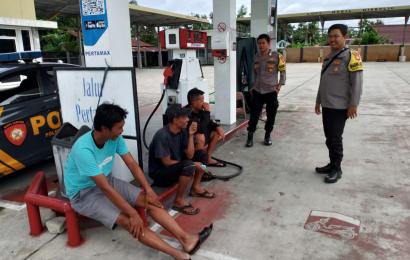 Bhabinkamtibmas Polsek Kota Manna  Monitoring  Distribusi dan Antrean BBM di SPBU Kota Medan  