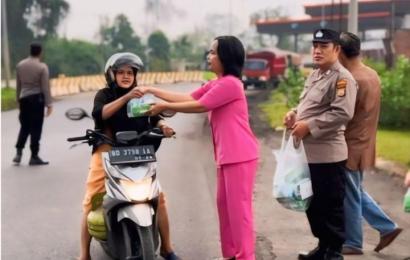 Personel Polsek KSKP Pulai Baai Bagi Takjil kepada Masyarakat Saat Bulan Ramadhan 1445 H