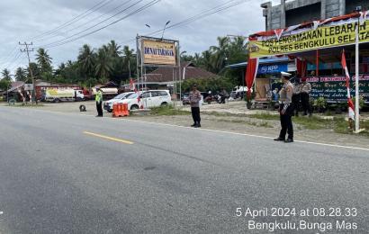 Petugas Posyan Ops Ketupat Nala 2024 di Posyan Bungamas Terus Lakukan Pelayanan Pada Pemudik