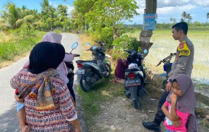 Bhabinkamtibmas Sambang DDS Berikan Teguran Simpatik Kepada Pengguna Sepeda Motor 