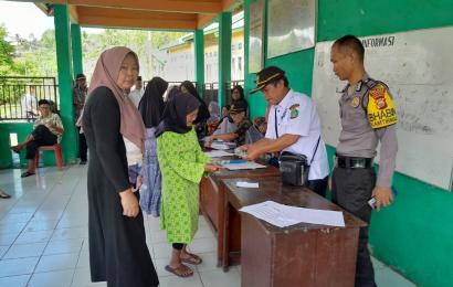 Bhabinkamtibmas Polsek Lebong Utara Hadiri Pembagian BLT DD Ekstrem di Desa Kampung Muara Aman
