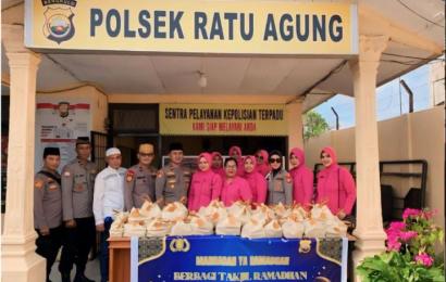 Indahnya Berbagi, Polsek Ratu Agung Laksanakan Bagi Takjil Kepada Masyarakat
