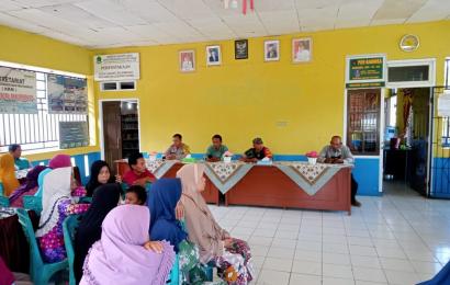 Sambang, Bhabinkamtibmas Polsek Lebong Utara Hadiri Pembagian BLT DD Ekstrem di Ladang Palembang